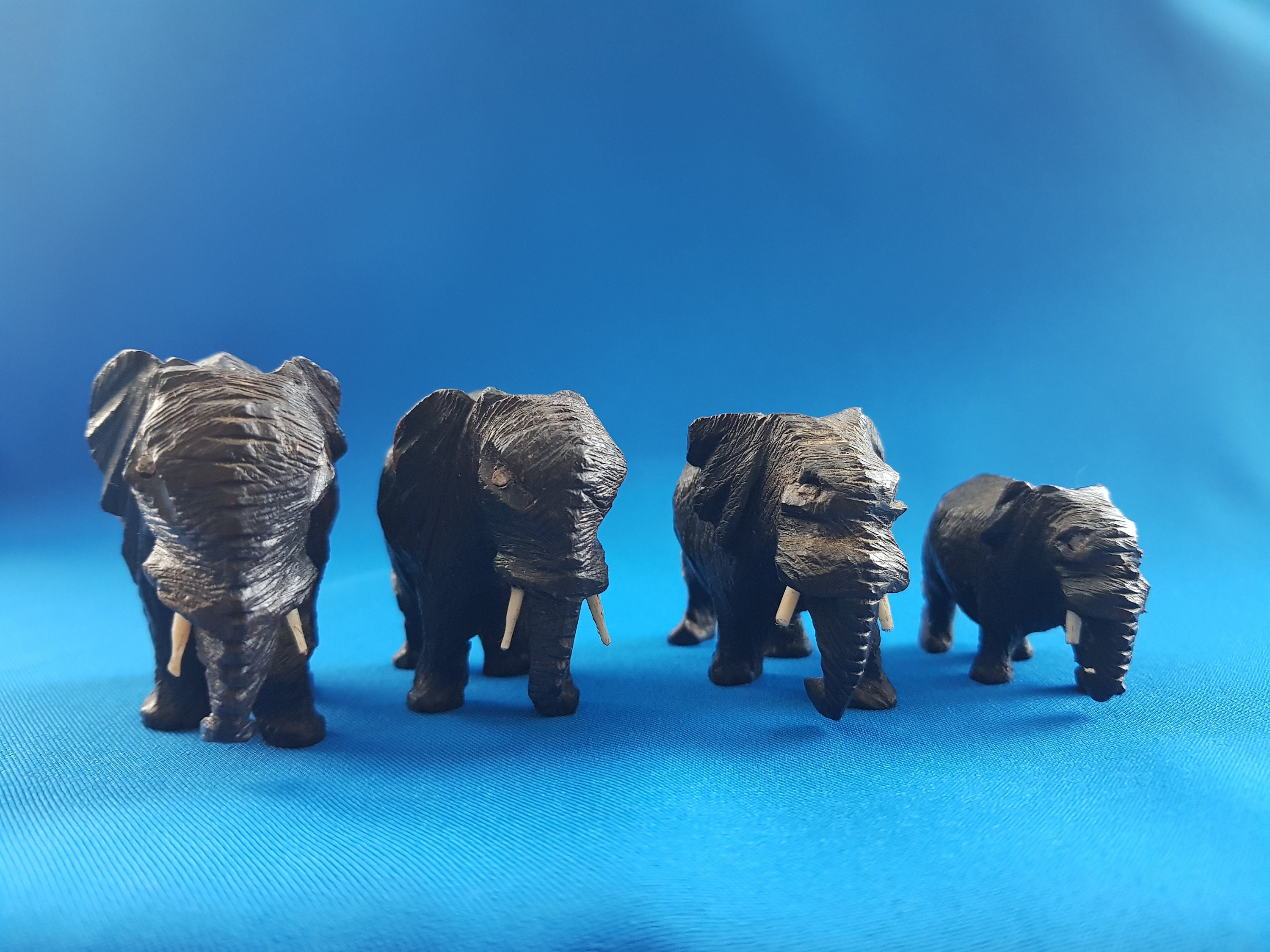 木彫りの象の置物：4体セット、ヴィンテージ装飾品 - Etsy 日本