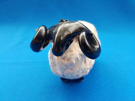 Beeldje liggende schaap brons BBW1458 | Diverse dierenbeeldjes Beeldje liggende schaap brons BBW1458 | Diverse dierenbeeldjes