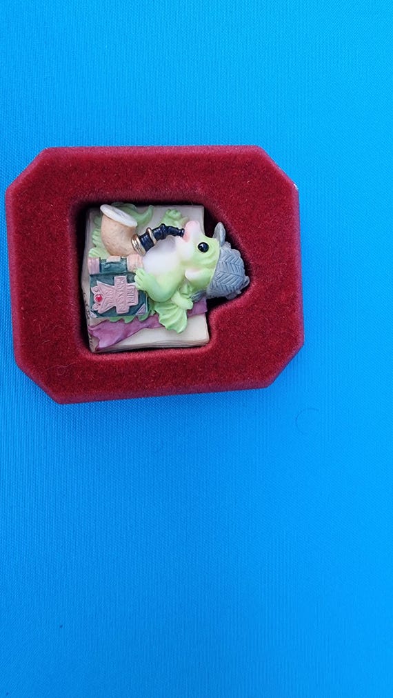 Pocket dragon Brooch, dragon Brooch, Pocket dragon, real Musgrave, vintage Resin Brooch,