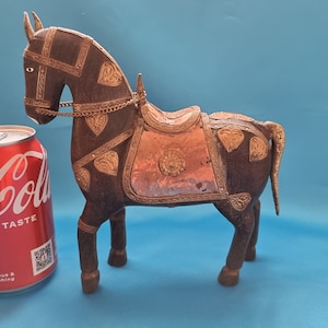 Drewniana figurka konia z mosiężną intarsją – wystrój Indii