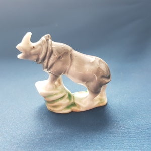 Waadneushoorn, neushoornbeeldje, figuurtje kleine neushoorn, aardewerk neushoorn, keramische neushoorn, miniatuurneushoorn, wade Engeland, waadaardewerk, wade grillen