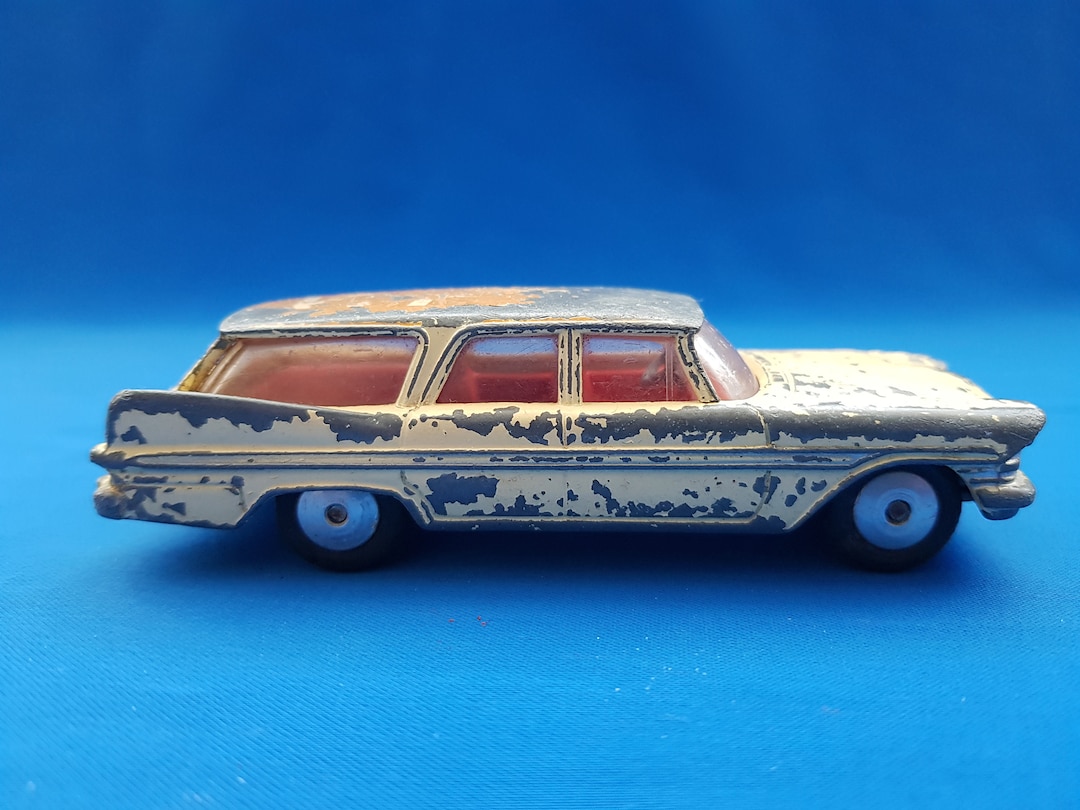 ミニカー CORGI TOYS 219 PLYMOUTH SPORTS SUBURBAN il_1080xN.2315271075_elg5.jpg