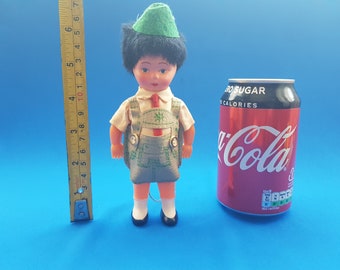 Muñeca folclórica de plástico vintage - 16 cm