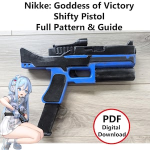 Könnte beinhalten: Eine schwarz-blaue Shifty Pistol-Requisite mit dem Text "Nikke: Goddess of Victory" und "Full Pattern & Guide". Ein digitaler Download ist verfügbar. Ein Anime-Charakter ist im Bild zu sehen.