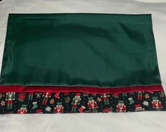 赤と緑のくるみ割り人形のサテン枕カバー