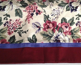 Funda de almohada con flores rosas y moradas