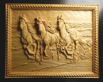 Placa decorativa de pared con cuadro tallado en madera. Tres caballos. Regalo perfecto