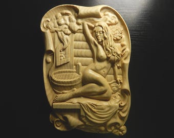 Cuadro tallado en madera. Mujer bañándose. Decoración perfecta para una sauna.