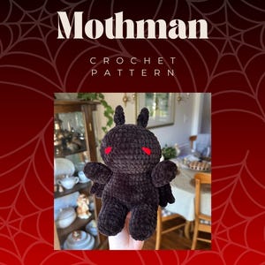 Op de afbeelding: Een donkerbruin gehaakt Mothman pluche speelgoed met rode ogen en kleine vleugels. De afbeelding bevat de tekst "FLOPPY FRIENDS Mothman CROCHET PATTERN" en de Instagram-handle "@SWEETCREMESCO".