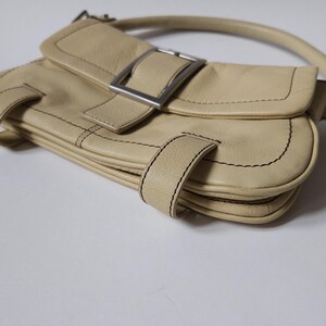 Kenneth Cole axelväska i läder, spänne, vintage beige väska bild 19