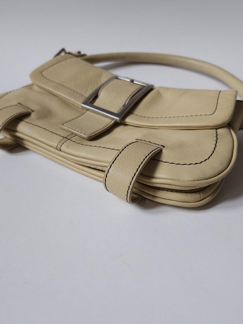 Kenneth Cole axelväska i läder, spänne, vintage beige väska bild 19