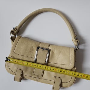Kenneth Cole axelväska i läder, spänne, vintage beige väska bild 10