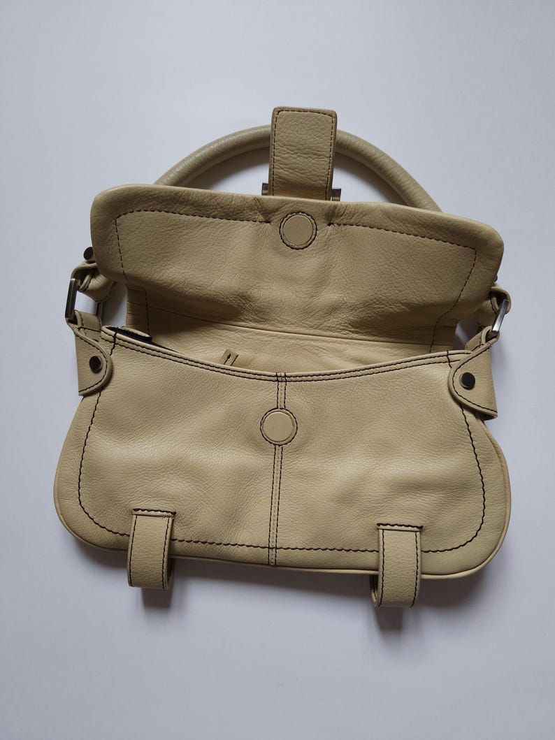 Kenneth Cole axelväska i läder, spänne, vintage beige väska bild 15