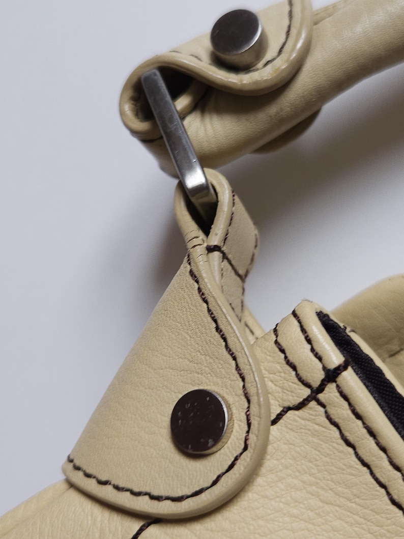 Kenneth Cole axelväska i läder, spänne, vintage beige väska bild 16