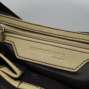 Kenneth Cole axelväska i läder, spänne, vintage beige väska bild 6