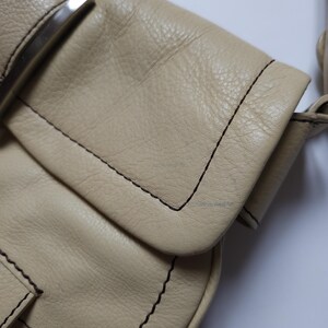 Kenneth Cole axelväska i läder, spänne, vintage beige väska bild 13