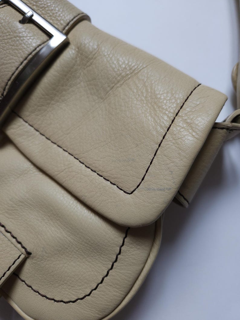Kenneth Cole axelväska i läder, spänne, vintage beige väska bild 13
