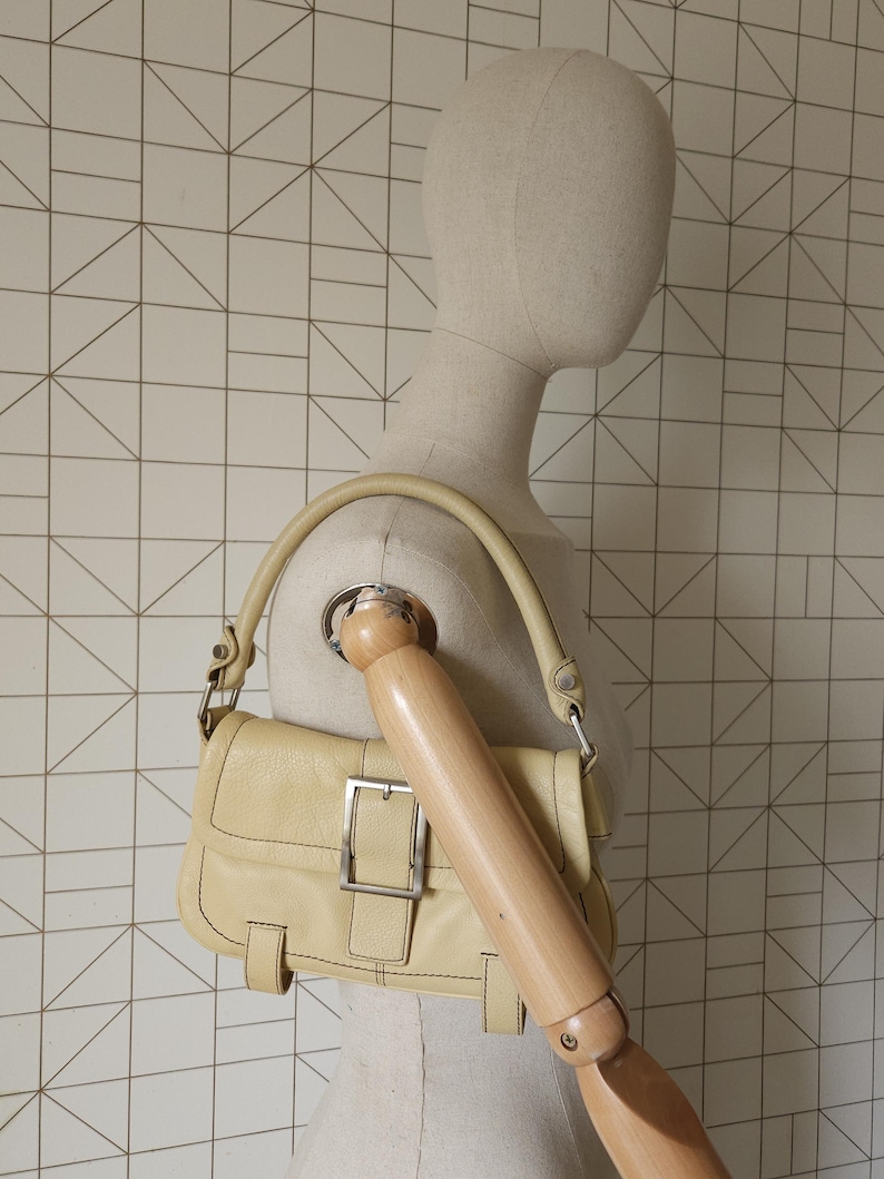 Kenneth Cole axelväska i läder, spänne, vintage beige väska bild 3