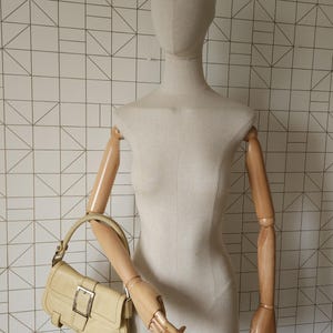Kenneth Cole axelväska i läder, spänne, vintage beige väska bild 2