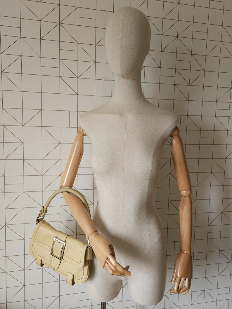 Kenneth Cole axelväska i läder, spänne, vintage beige väska bild 2