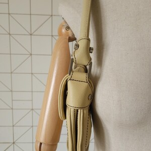 Kenneth Cole axelväska i läder, spänne, vintage beige väska bild 4