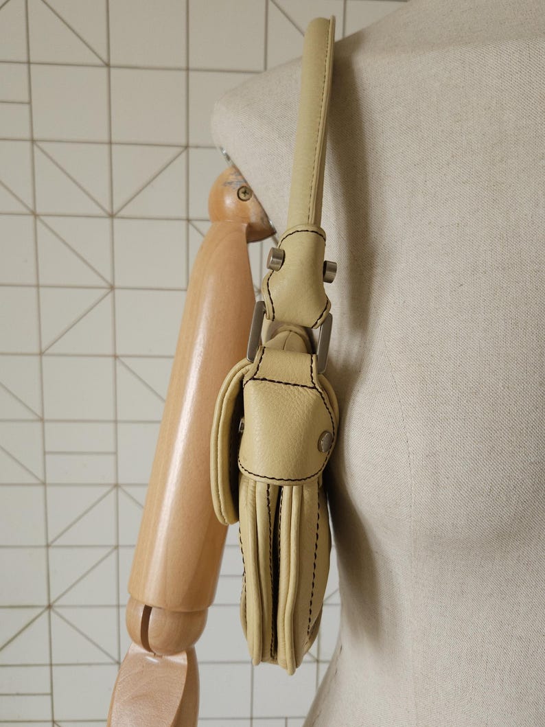 Kenneth Cole axelväska i läder, spänne, vintage beige väska bild 4