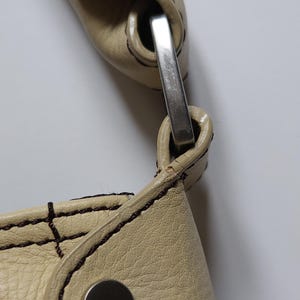 Kenneth Cole axelväska i läder, spänne, vintage beige väska bild 9