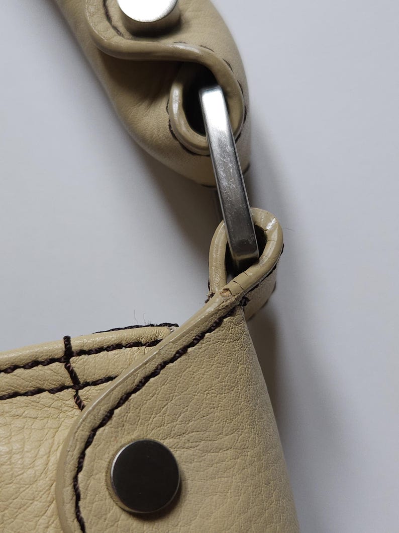Kenneth Cole axelväska i läder, spänne, vintage beige väska bild 9