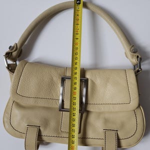 Kenneth Cole axelväska i läder, spänne, vintage beige väska bild 11