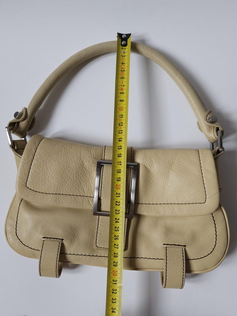Kenneth Cole axelväska i läder, spänne, vintage beige väska bild 11