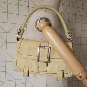 Kenneth Cole axelväska i läder, spänne, vintage beige väska bild 1
