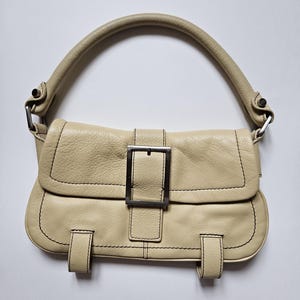 Kenneth Cole axelväska i läder, spänne, vintage beige väska bild 7