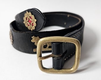 Vintage Zwitserse leren riem, zwarte volksriem met koedetails, 73 cm