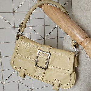 Kenneth Cole axelväska i läder, spänne, vintage beige väska bild 5