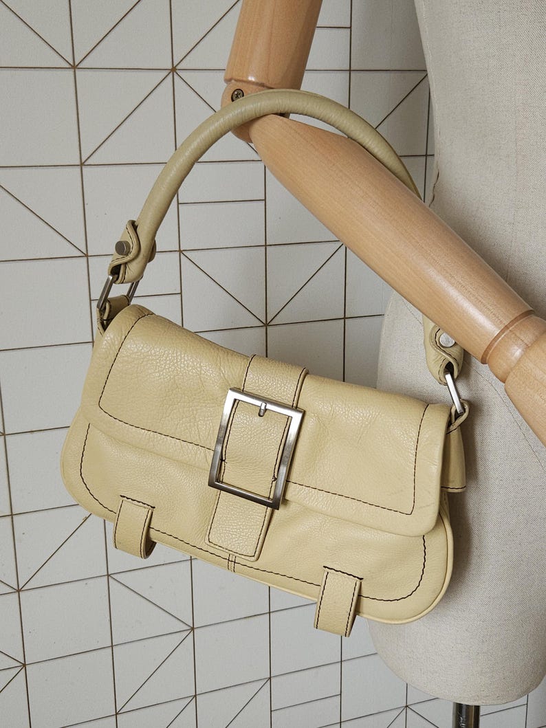 Kenneth Cole axelväska i läder, spänne, vintage beige väska bild 5