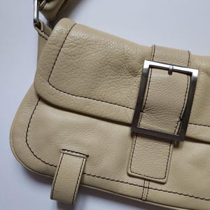 Kenneth Cole axelväska i läder, spänne, vintage beige väska bild 12