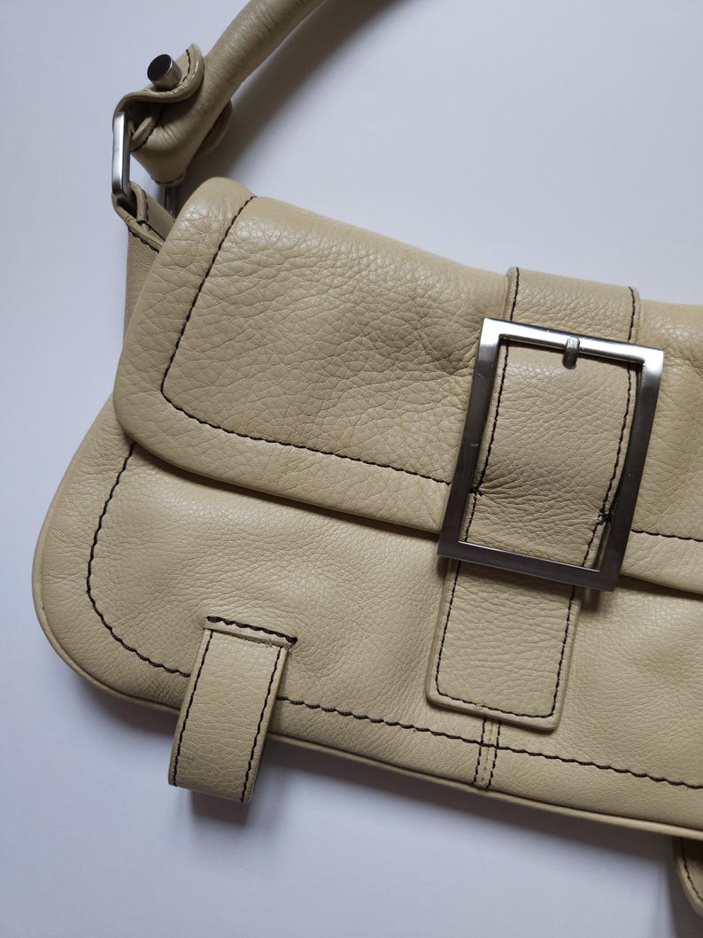Kenneth Cole axelväska i läder, spänne, vintage beige väska bild 12