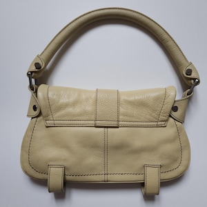 Kenneth Cole axelväska i läder, spänne, vintage beige väska bild 14