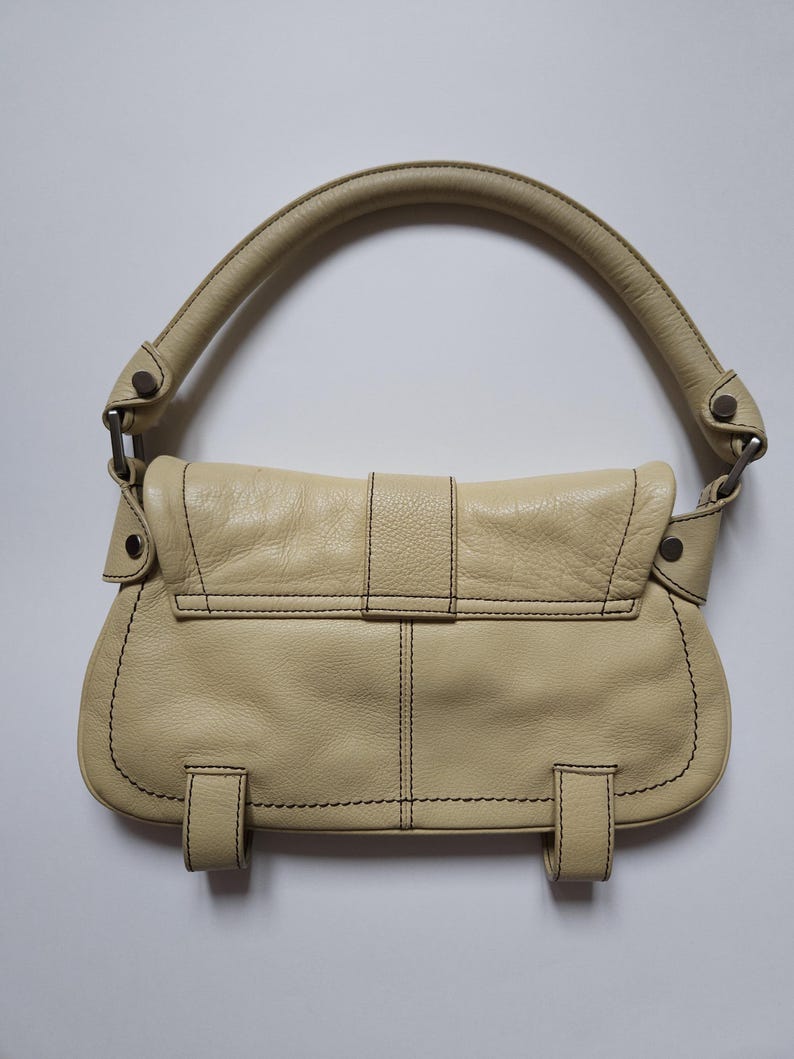 Kenneth Cole axelväska i läder, spänne, vintage beige väska bild 14