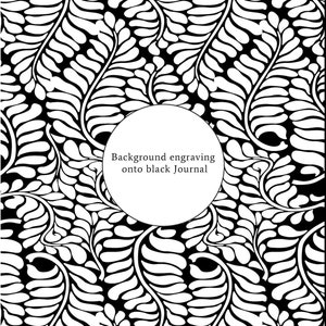 Puede incluir: Ilustraci&oacute;n en blanco y negro de un patr&oacute;n repetitivo de hojas estilizadas. El texto "Background engraving onto black journal" est&aacute; en un c&iacute;rculo en el centro de la imagen.
