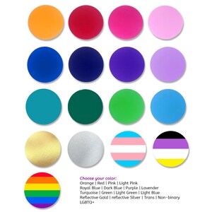 Puede incluir: Una selecci&oacute;n de 16 pegatinas redondas con varios colores y dise&ntilde;os, incluyendo arco&iacute;ris, transg&eacute;nero, no binario y colores s&oacute;lidos como naranja, rojo, rosa, azul, verde, turquesa, oro y plata. Elige tu color: Naranja, Rojo, Rosa, Rosa claro, Azul real, Azul oscuro, Morado, Lavanda, Turquesa, Verde, Verde claro, Azul claro, Oro reflectante, Plata reflectante, Trans, No binario, LGBTQ+