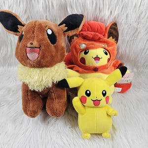 3 Pokemon Plüsch Lot - Pikachu Vulpix Cape, Pikachu NWT und Evie Build A Bear