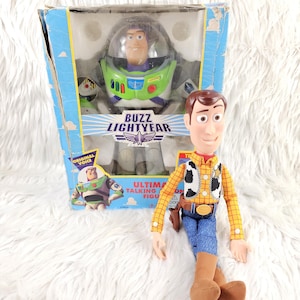 Figura parlante definitiva de Buzz Lightyear de Toy Story de 1995 y Woody moderno