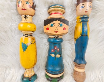 3 Vintage 1970s Super Cool Wooden Wall Hanger Decor Dolls - Hecho a mano y pintado a mano