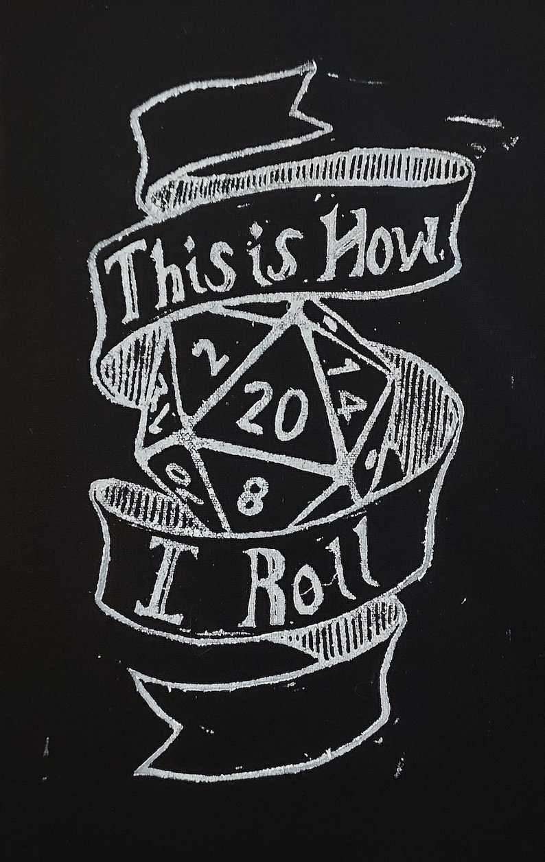 K&ouml;nnte beinhalten: Eine wei&szlig;e Tintenillustration auf schwarzem Hintergrund eines zwanzigseitigen W&uuml;rfels mit dem Text "This is How I Roll" auf einem Banner.