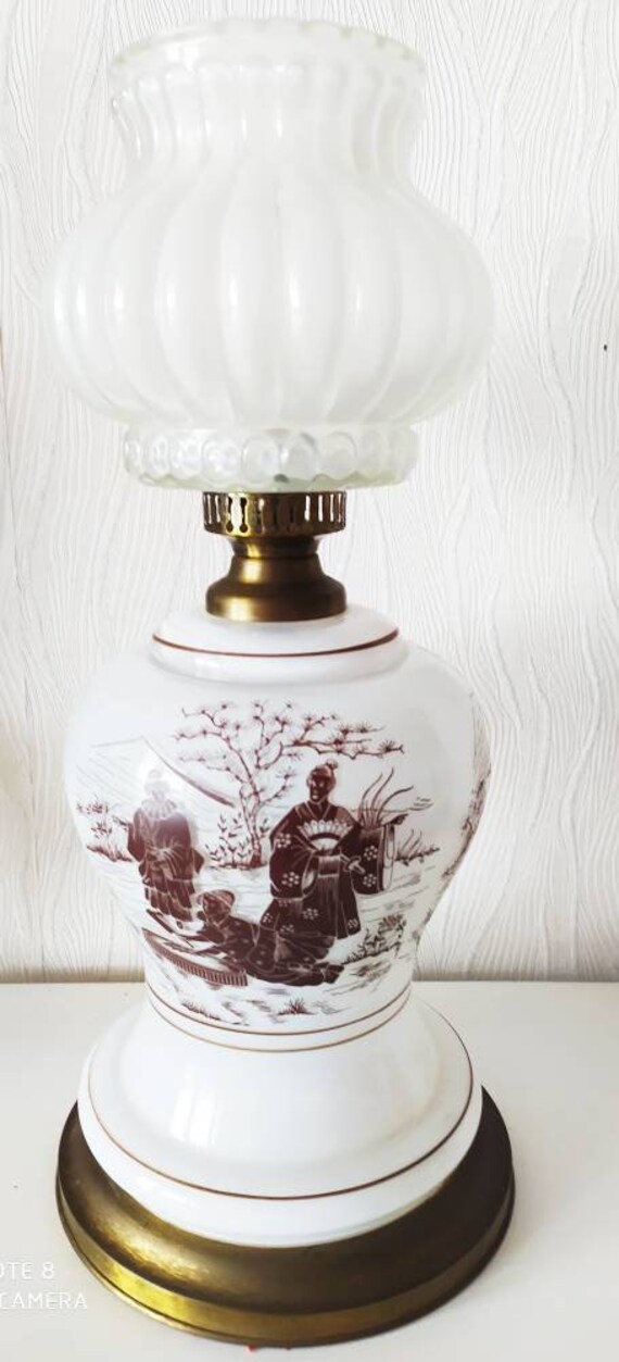 Lampe Ancienne en Verre Opaline et Cuivre Personnes Asiatiques