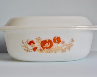 Arcopal poppies casserole with lid. Floral poppy pattern. 1980's Milk glass