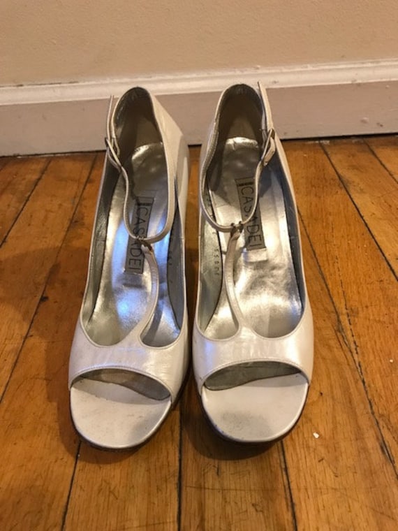 Vintage t-strap open-toed pearly white shoes