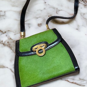 Bolso de mano de piel y crin de caballo de diseño TRANSOCCHI en color negro y verde lima