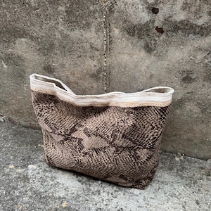 bolsa grande com estampa de pele de cobra feita à mão